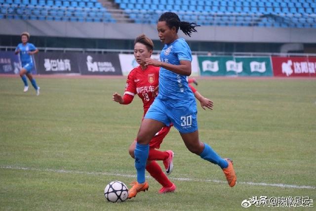 沃特金斯：姆伯莫踢球非常无私，总是给他人创造机会